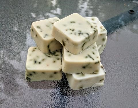 Green tea leaves melt and pour soap
